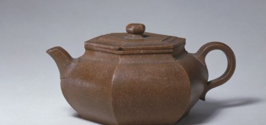 故宫博物院藏明代时大彬六方紫砂壶，棕褐粗砂质地，六方鼓腹，宝珠盖钮，为明代紫砂宗师时大彬经典方器作品。